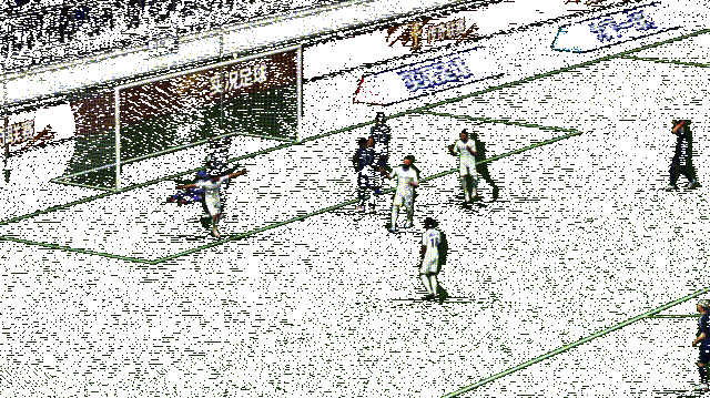 菲戈在边路连续传中,皮球快速精准飞向禁区,制造威胁