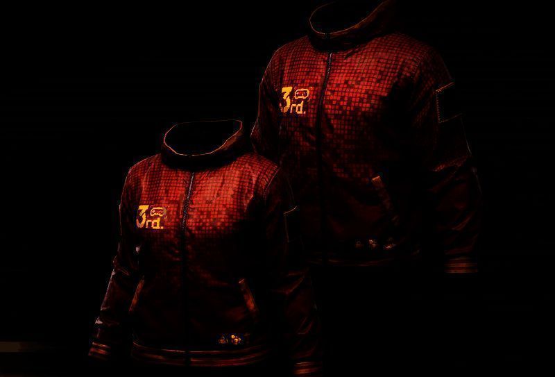 玩家在农场地图中翻找工具箱，手中握有发光的金矿原石，界面提示‘发现稀有资源’