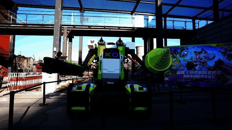 ‘长城龙新年版’机甲在展区内巍然矗立，龙形机甲与红色灯光交相辉映，充满节日氛围