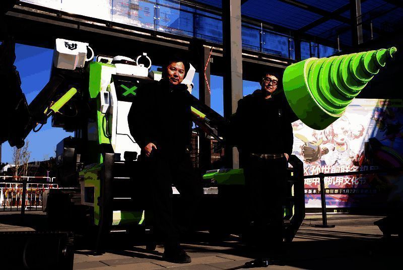 ‘古建机甲·丝路’展区，机甲与仿古建筑结构巧妙结合，展现中式科幻美学