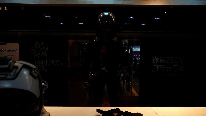 宇树科技Go2机器狗在舞台上进行编队舞蹈，动作灵活，吸引众多观众围观拍照