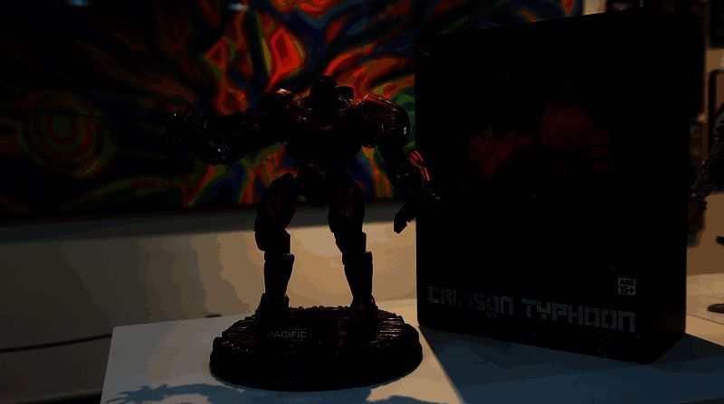 王赓创作的巨幅水墨机甲画作悬挂在展区中央，黑白笔触勾勒出极具张力的机械生命体