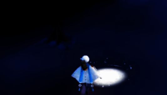 小熊猫斗篷穿戴效果展示，角色背后有毛茸茸的尾巴，整体造型可爱灵动