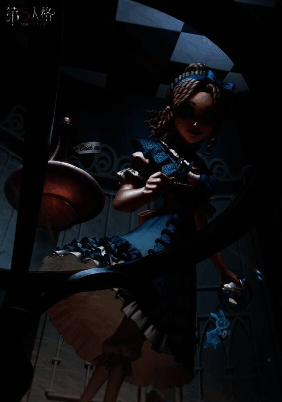 记者-梦境中的爱丽丝身穿蓝色维多利亚风连衣裙，扎着高马尾，佩戴蓝色蝴蝶结发箍，笑容甜美