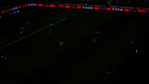 托雷斯禁区外起脚射门，皮球划出弧线直挂球门死角