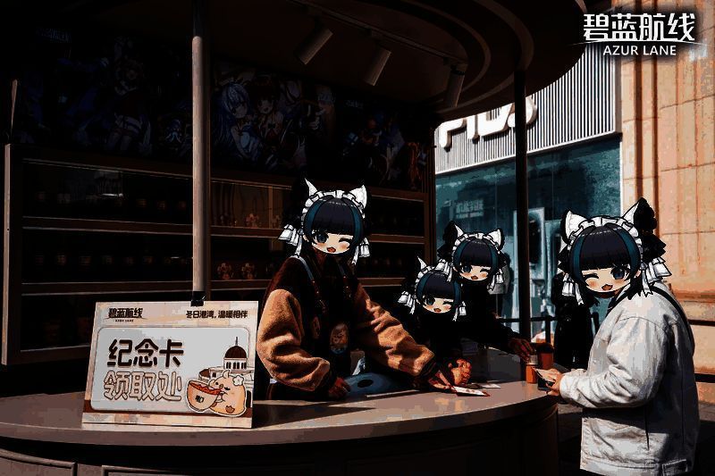 多位玩家在《碧蓝航线》快闪展区合影，手持集章卡与角色立牌互动，笑容满面