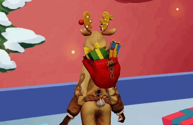 玩家身穿驯鹿奇缘时装站在圣诞树下，背景雪花飘落，周围堆满礼盒与雪人