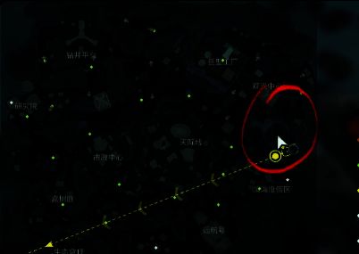 玩家在资源箱前拾取金色武器，周围布满战斗痕迹