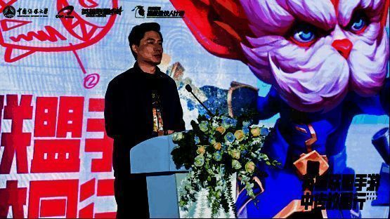 获奖学生代表上台领奖，手中高举奖状，脸上洋溢着自豪笑容