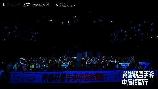 台下学生专注聆听嘉宾分享，举手提问互动，现场交流氛围浓厚