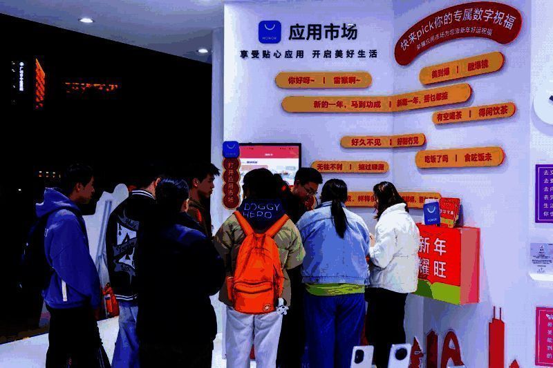 小朋友在《新华字典》APP文字闯关游戏中答题,屏幕上显示趣味汉字挑战界面