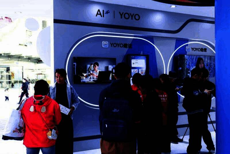 《决胜巅峰》5V5线下赛激烈进行中,选手专注操作手机,大屏实时显示战况