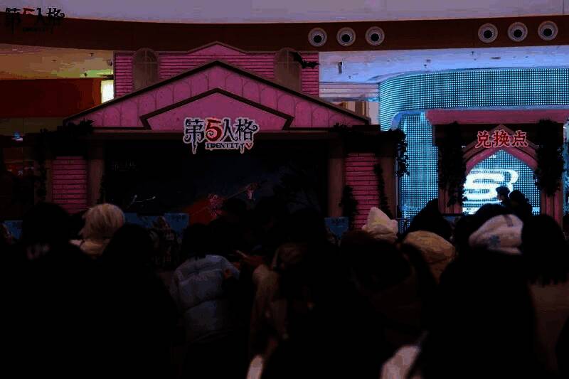 COSER扮演的厂长站在雪景背景前,身穿经典制服,手持怀表,氛围感十足