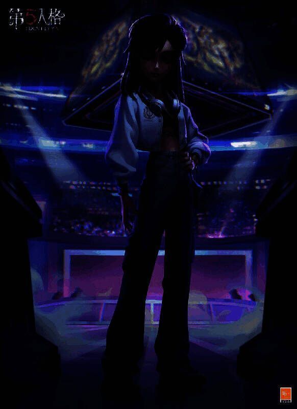 古董商-OPH.QI时装海报，身穿绿色T恤与银白色外套，佩戴蓝白耳机，肩挂小人偶，展现活力四射的电竞少女形象