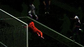 德科施展直塞传球技能，皮球精准穿透对方防线，队友高速插上形成单刀