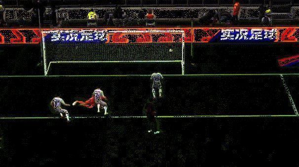 德科带球突破，连续变向晃开两名防守球员，动作流畅自然