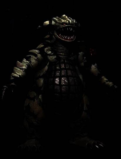 达伊盖伦全身立绘展示，灰褐色皮肤覆盖岩石质感，双目赤红，獠牙外露