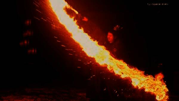 多位武将Q版形象在舞台上合唱《新定军山》，舞台灯光绚丽，气氛热烈