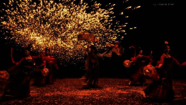 司马昭角色在舞台上拔出燃烧的长剑，火焰特效环绕，气势逼人