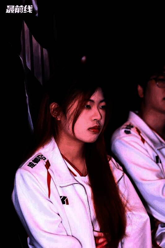 GG_violet与队友在赛后合影，笑容灿烂，背景为战队旗帜与赛事横幅