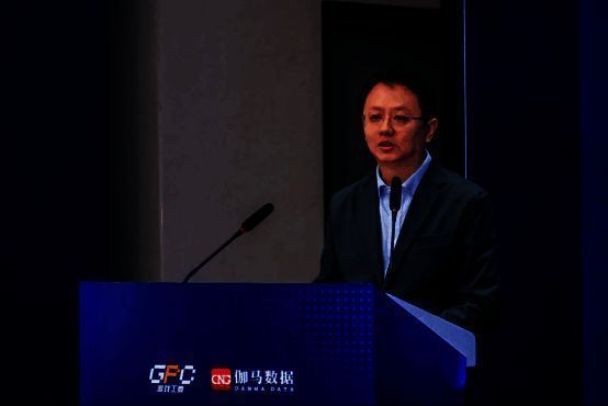 中国游戏产业年会现场全景图，嘉宾正在台上发言，台下座无虚席，气氛庄重热烈