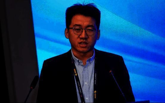 王旭在演讲中展示PPT，内容为‘2025中国游戏产业六大趋势’分析图表，现场观众认真聆听