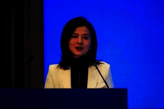 黄诗栋在演讲中展示《每天数独》游戏界面与用户增长曲线图，现场观众专注聆听