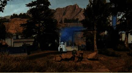 一名玩家打开已落地的空投箱，箱内闪烁着高级装备的光芒