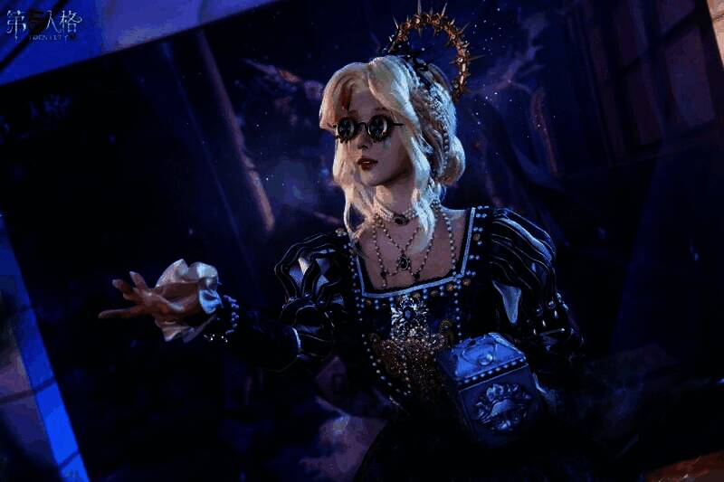 隐士COSER身披斗篷立于展台旁，背景为雪山剪影，氛围神秘