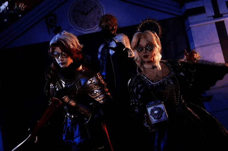 玩家与COSER亲密合影，笑容灿烂，背景是‘大雪’主题装饰灯箱