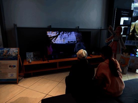 店内试玩区人头攒动，玩家们围在PS5前等待体验游戏