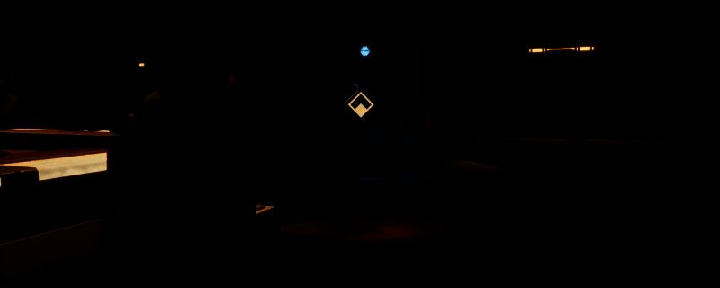 《沙丘：觉醒》中一位坐着的高级职业训练师，周围有明显聚光灯效果，背景为沙漠风格建筑