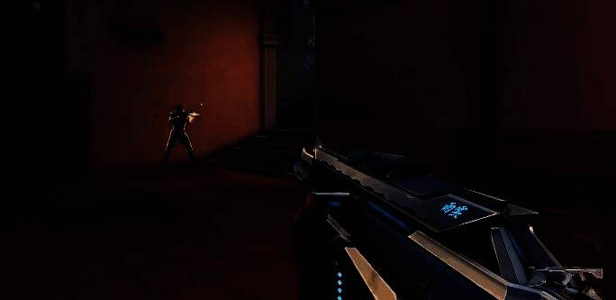 紫金狂徒皮肤特写，金色纹路镶嵌于黑色枪身，换弹时展现华丽动画