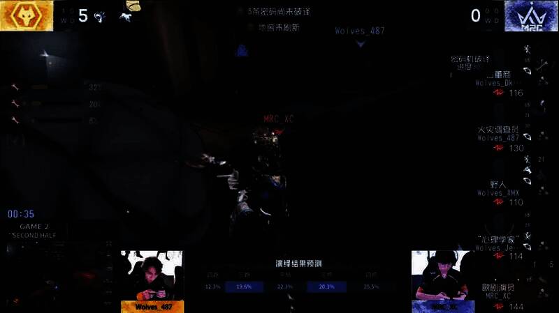 火灾调查员在甲板口释放气囊，将歌剧演员推下船体，实现关键脱身