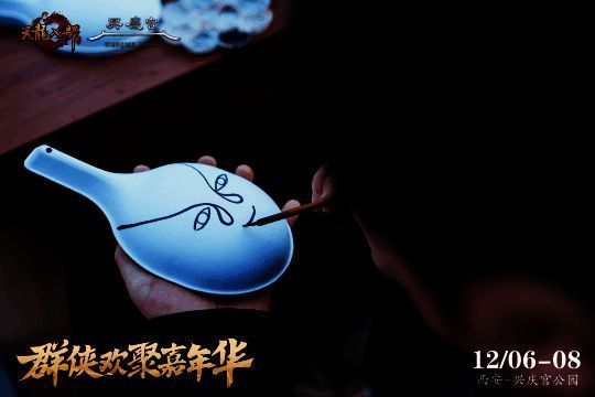 天龙吉市内传统板画摊位前人头攒动，游客参与拓印互动