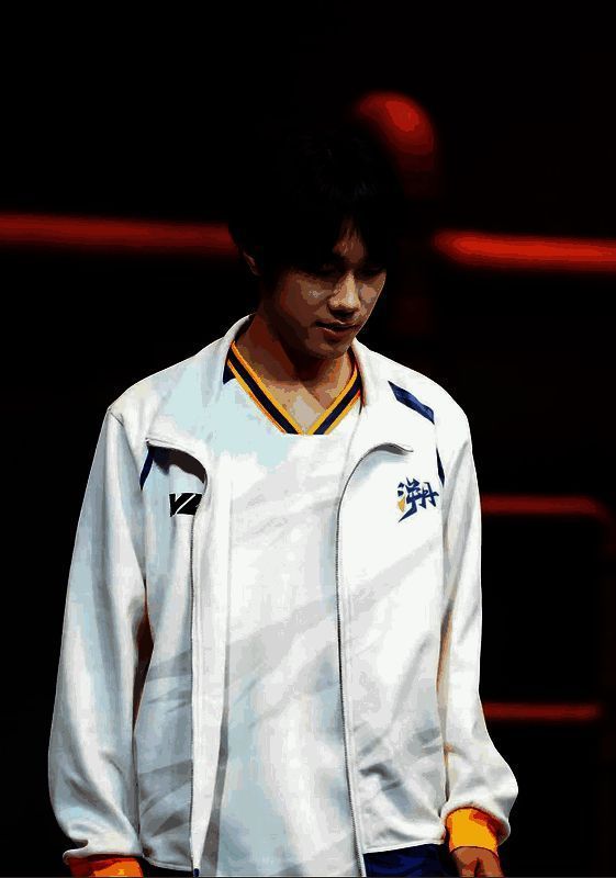 TE_YangY与队友在赛后合影，笑容灿烂，团队氛围融洽，背景为IVL赛事奖杯展示区