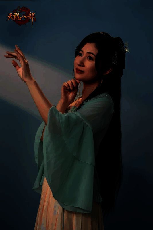 许多葵在录音室演唱画面，佩戴耳机，神情专注