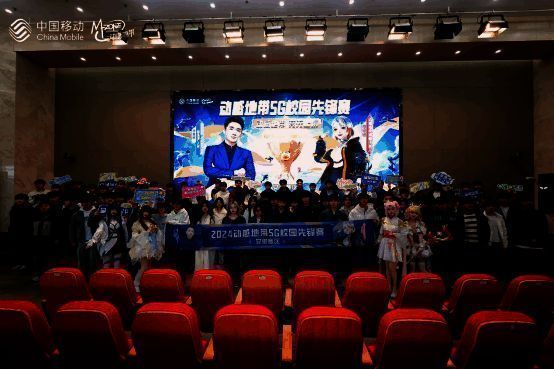 活动现场人头攒动，学生们围聚在比赛舞台前，大屏幕显示赛事画面，气氛热烈