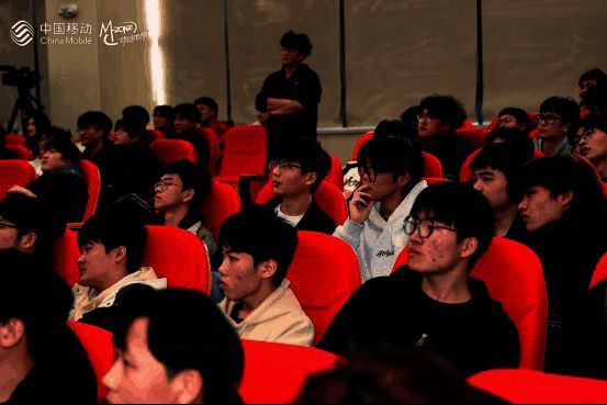 直播画面截图，显示多个平台实时在线人数与弹幕互动，数据不断攀升