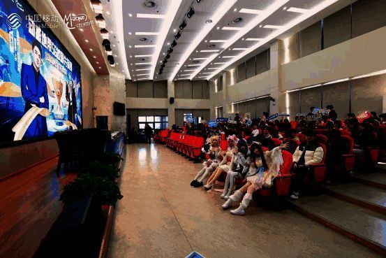 观众席上学生们举着应援牌为战队加油，现场灯光闪烁，氛围如演唱会般热烈