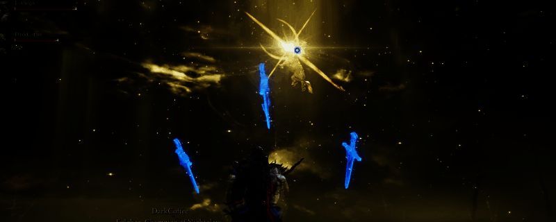 《艾尔登法环：黑夜君临》游戏画面，角色手持石剑钥匙站在古老石门前，周围是昏暗的遗迹环境