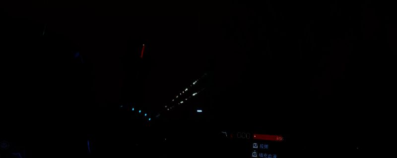 《死亡搁浅2》中窥伺者BT的实机画面,黑色烟雾状生物悬浮于荒原之上,双眼发出红光,周围弥漫着诡异的雾气