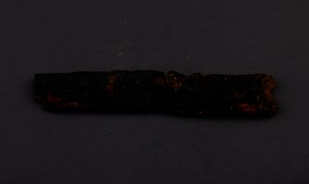 曹操高陵遗址博物馆出土的大型铁剑碎片，锈迹斑驳却仍见锋芒