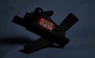 绵竹市博物馆藏三国铜弩机，结构完整，细节清晰，展现古代机械智慧