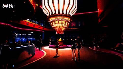 游戏角色围坐在胖达火锅店内，热气腾腾的火锅冒着香气，氛围热闹温馨，充满生活气息