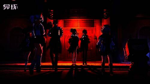 主角与多位风格各异的伙伴站在一起，背景为伊波恩古董店，画面充满幽默与团队感