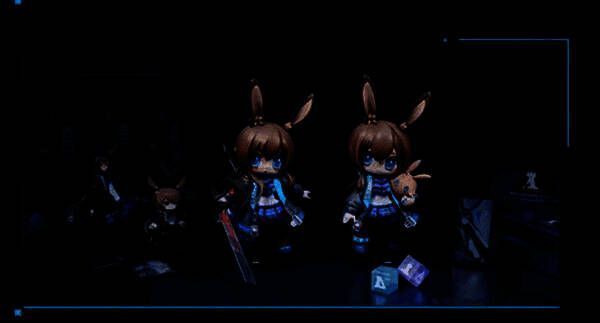 阿米娅手办3D展示图，细节精致，底座带有罗德岛标志