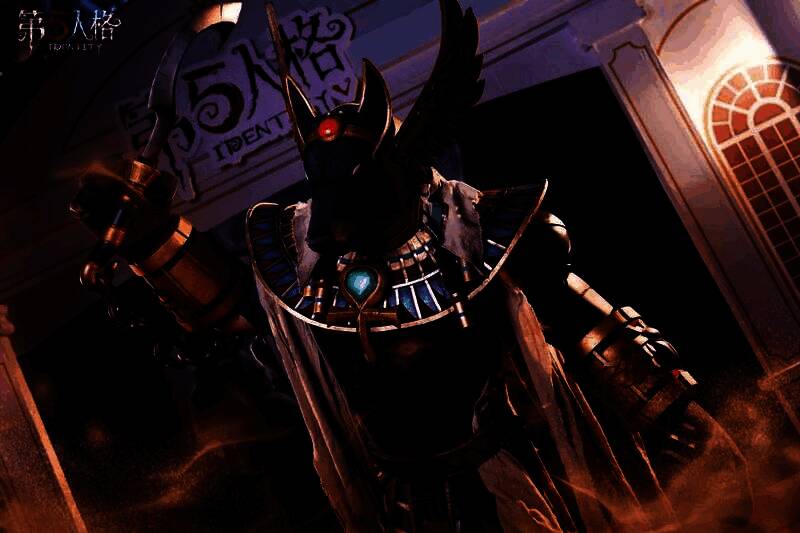 鹿头COSER与小朋友互动击掌,头饰立体逼真,现场气氛温馨