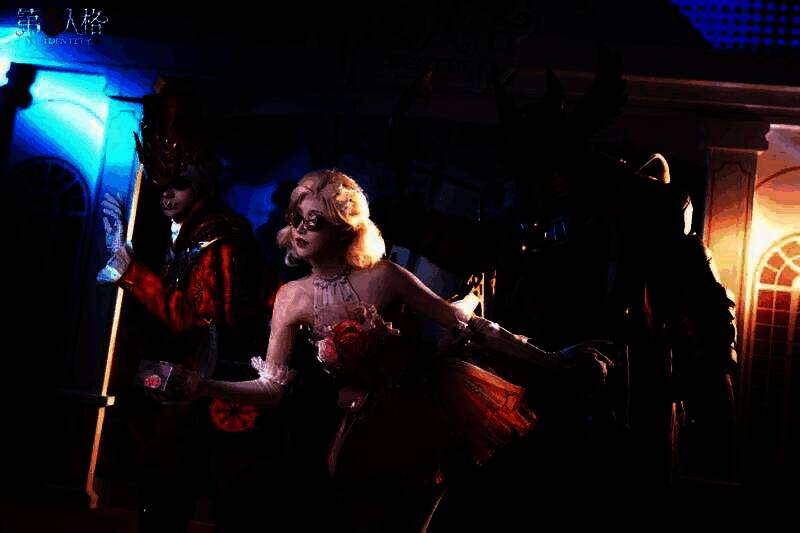 多位COSER集体合影,角色还原度极高,背景布满雪花与节气元素