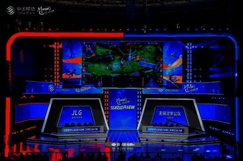 比赛对战现场画面，选手专注操作，大屏幕显示激烈团战场景，现场氛围紧张热烈